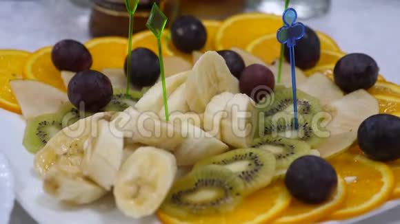 巴奈橘子葡萄奇异果切片特写节日餐桌上的新鲜水果盘各种切片水果串视频的预览图