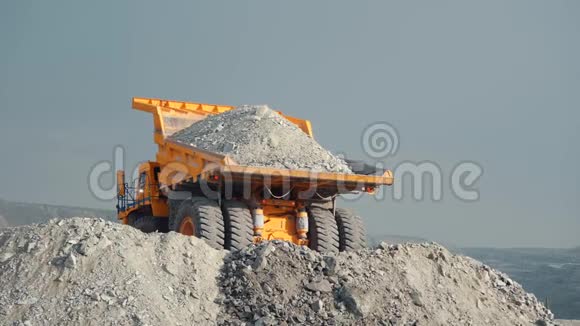 重型采矿卡车在采石场卸货采矿业视频的预览图