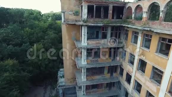 从上面看旧的废弃的建筑男人和女人站在顶层录像空中景观视频的预览图