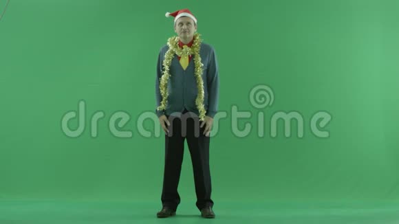 成熟的男人享受雪绿色的关键背景视频的预览图