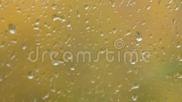 暴雨期间雨水落在玻璃上视频的预览图