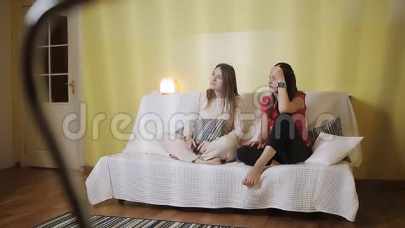 两个波德鲁吉在家里看着沙发聊天翻着频道视频的预览图