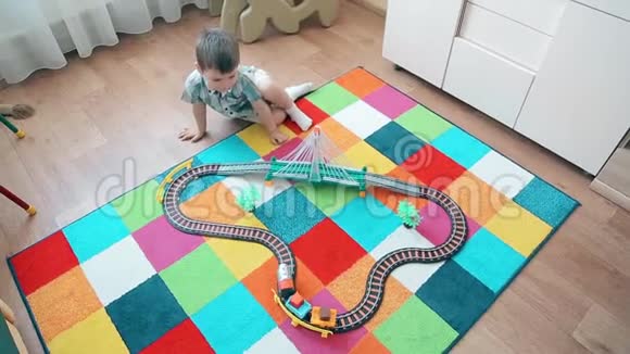 火车经过铁路时小孩会照看它视频的预览图