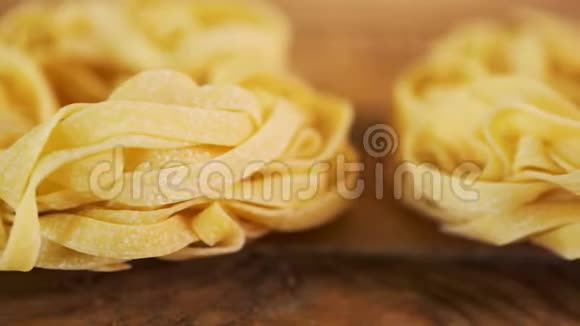 一张旧桌子上有面筋的美味的黄色塔利亚特尔面食视频的预览图
