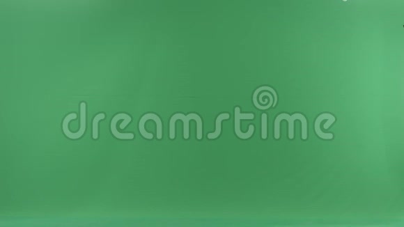 年轻的胡须男拿着购物袋走路绿色的彩色钥匙背景视频的预览图