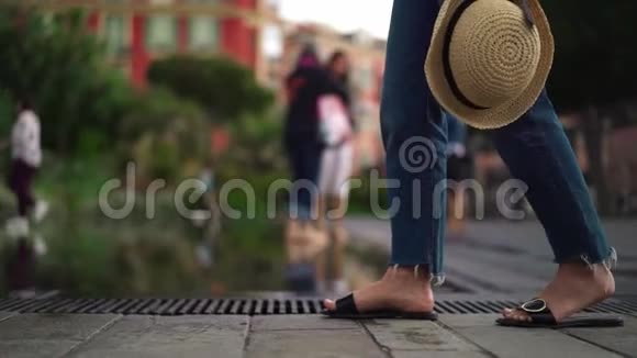 法国尼斯的女游客在春天沿着喷泉散步视频的预览图