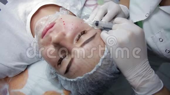 在诊所里美容师做了生物数字化的手术视频的预览图