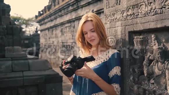 博罗布杜尔神庙的女游客视频的预览图