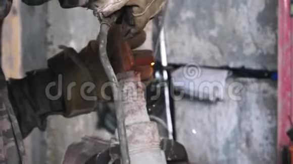 铜管上的焊接接头框架特写视频的预览图