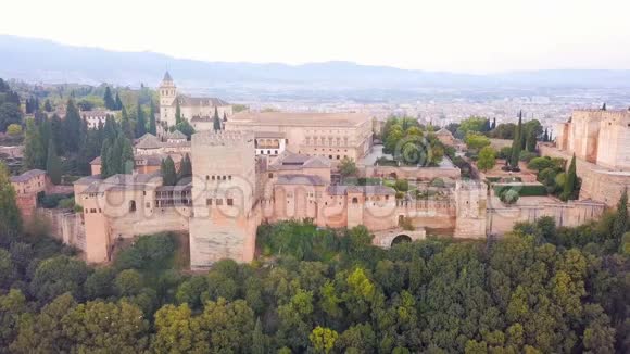 西班牙城堡阿尔罕布拉宫殿和堡垒建筑群位于安达格拉纳达无人机的空中视频片段粉色视频的预览图