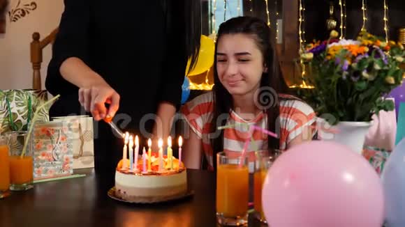 派对上带生日蛋糕的快乐少女视频的预览图