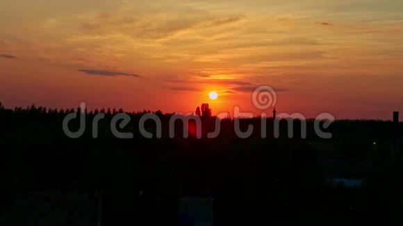 小红太阳在城市风景中顶着红天视频的预览图