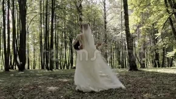 新郎新娘在树林里的婚礼舞视频的预览图