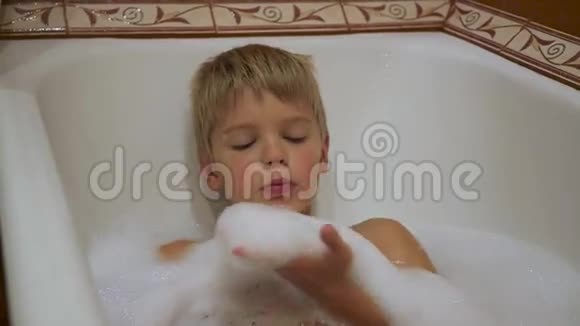孩子泡澡视频的预览图