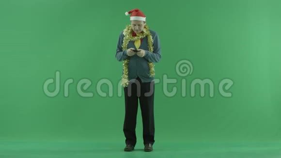 成熟的男人带着手机欢乐绿色的色彩关键背景视频的预览图