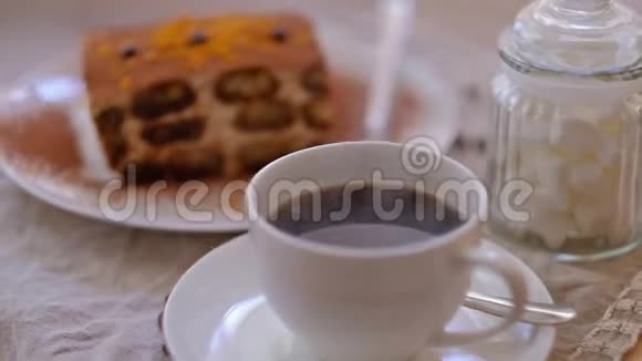 室内自制意大利甜点提拉米苏和靠窗的咖啡高清滚动视频的预览图