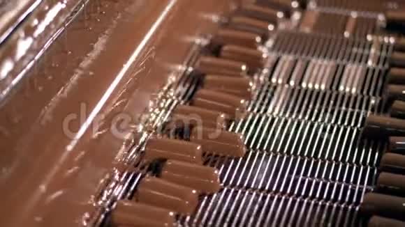 食品厂这台机器用巧克力覆盖糖果视频的预览图