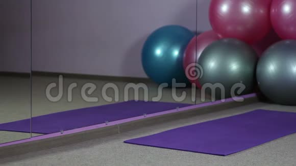 自信的强壮女人做俯卧撑运动享受积极的锻炼视频的预览图