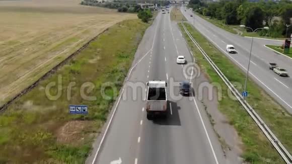 两辆豪车沿路而行车在路上从上面看昂贵的车在路上视频的预览图