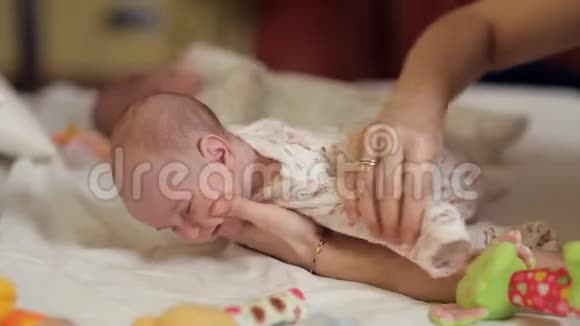 妈妈从出生的第一天就为新生儿做特殊的体操儿童健康视频的预览图