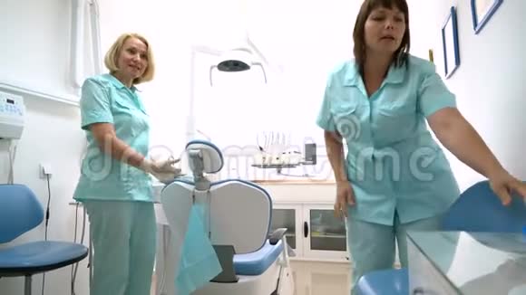 一个女孩走进牙医办公室视频的预览图