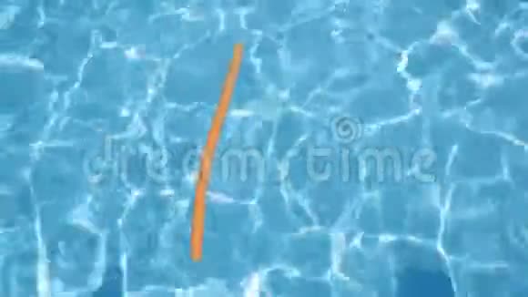 游泳池里的水波荡漾水的细节背景视频的预览图