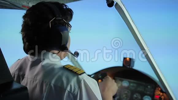 紧张的飞行员试图解决飞机的技术问题呼叫控制器视频的预览图