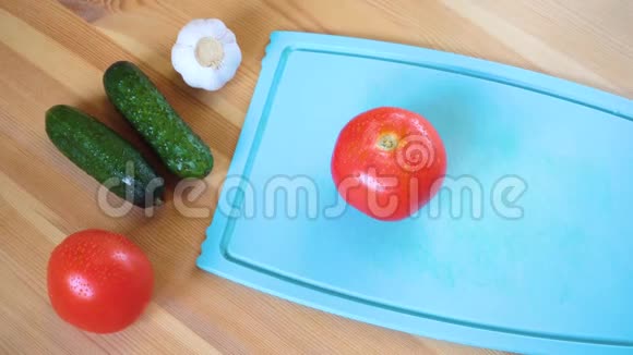 一个人切西红柿和黄瓜做沙拉视频的预览图