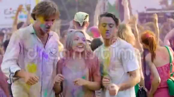 快乐的人们在霍利节活动音乐朋友被彩色颜料覆盖视频的预览图