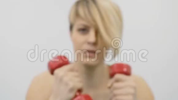 女人用哑铃打胳膊视频的预览图