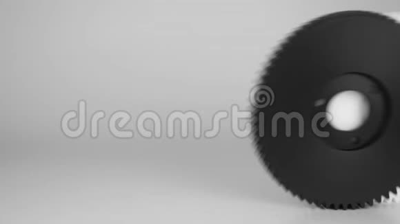 白色和黑色的滚动塑料齿轮隔离在白色背景上视频的预览图
