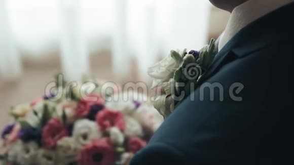 一个男人手里拿着一束美丽的花视频的预览图