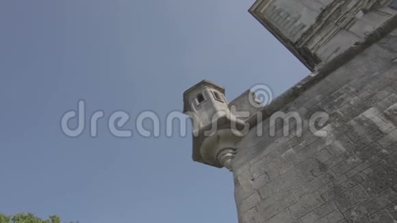 仰望天空中废弃城堡的塔楼视频的预览图