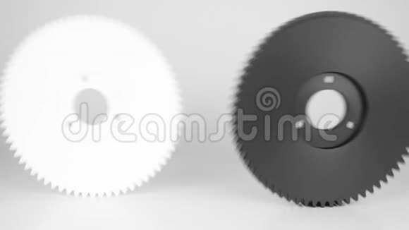 白色和黑色的滚动塑料齿轮隔离在白色背景上视频的预览图