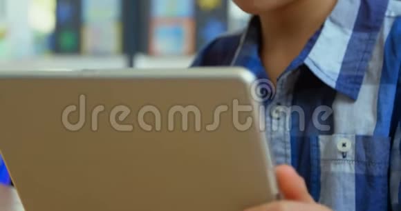 白人学童在4k教室使用数码平板电脑的正面视角视频的预览图