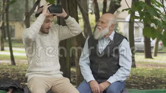 孙子给爷爷一个虚拟现实眼镜视频的预览图