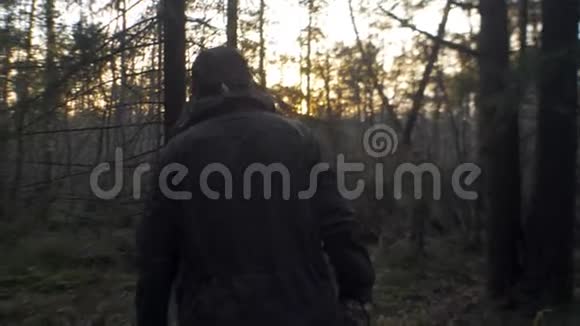 日落时分伐木工人走出森林视频的预览图