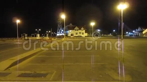 孤独停车场视频的预览图