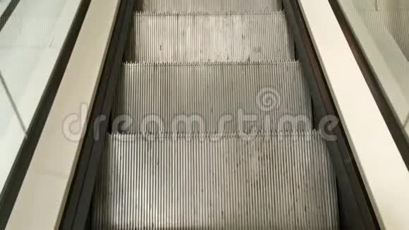 商场内部现代自动扶梯的空梯厅视频的预览图