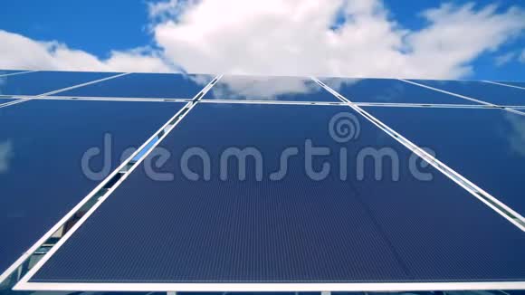 天空背景上的金属面板特写环保能源理念视频的预览图