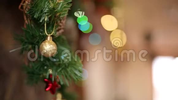 男人手上挂着圣诞袜或袜子壁炉上方装饰着五颜六色的闪光花环和花环视频的预览图