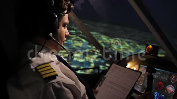 飞行员阅读和填写飞行表格在自动驾驶模式下驾驶飞机视频的预览图