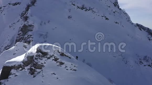 鸟瞰雪山雪山雪山冬季运动视频的预览图