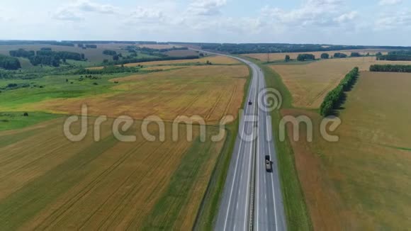 空中观景卡车沿着公路行驶视频的预览图