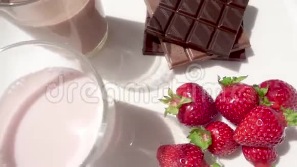 两杯鸡尾酒和一个草莓加巧克力视频的预览图