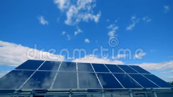 几个太阳能板在屋顶上工作关闭环保能源概念视频的预览图