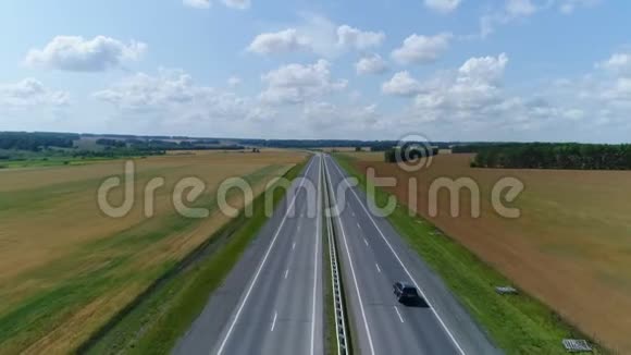 空中观景卡车沿着公路行驶视频的预览图