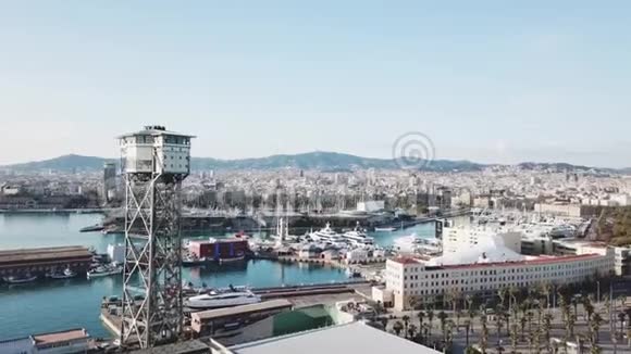 码头鸟瞰图配有停泊的游艇和帆船现代化建筑和碧海蓝天视频的预览图