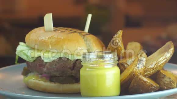 用新鲜的生菜番茄洋葱和香脆的培根条在新鲜烤牛肉上做美味的汉堡视频的预览图