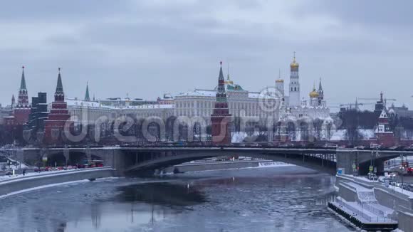 莫斯科克里姆林宫和莫斯科河在寒冷的冬季夜晚视频的预览图